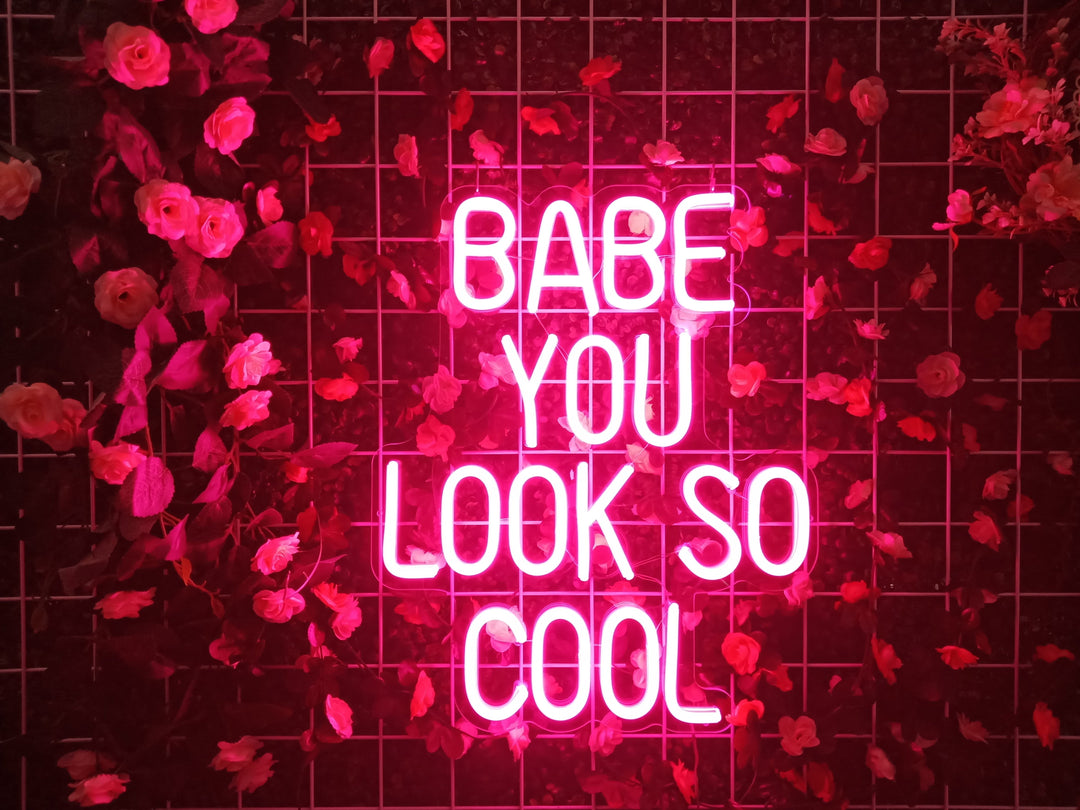 "Babe You Look So Cool" Letreros Neon (Inventario: 4 unidades)
