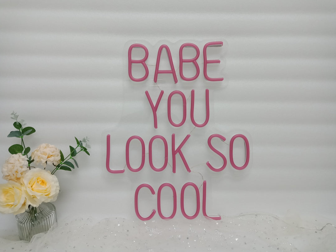 "Babe You Look So Cool" Letreros Neon (Inventario: 4 unidades)