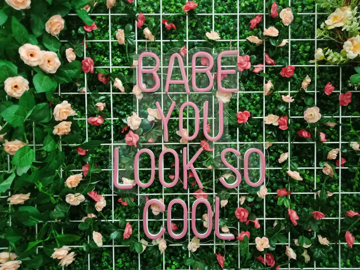 "Babe You Look So Cool" Letreros Neon (Inventario: 4 unidades)