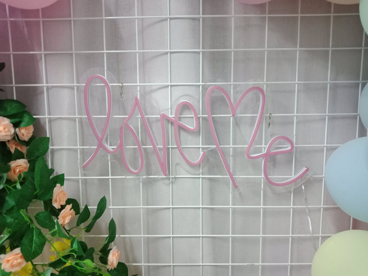 "Love Me" Letreros Neon (Inventario: 2 unidades)