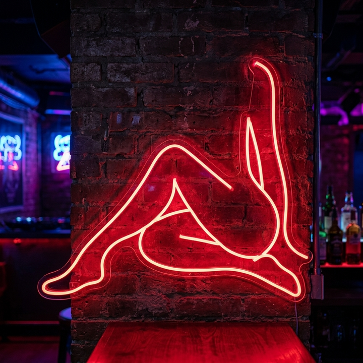 "Chica Desnuda Sentada En Una Pose Elegante" Letreros Neon