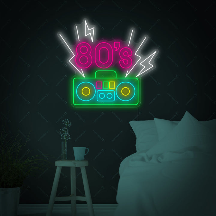 "Letras de los 80 con reproductor de cassette" Letrero de neón