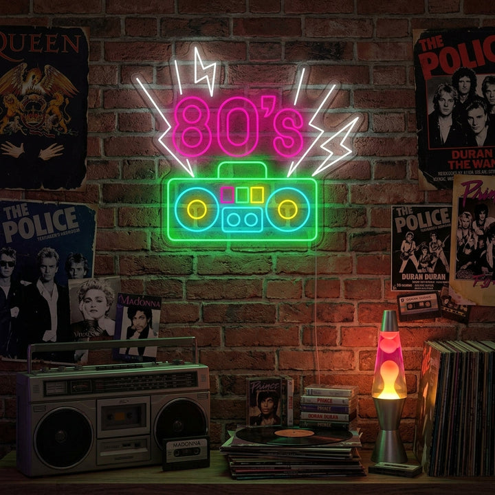 "Letras de los 80 con reproductor de cassette" Letrero de neón