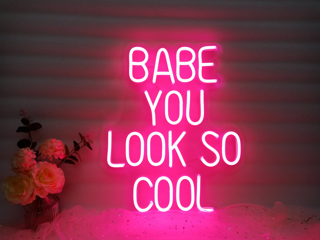 "Babe You Look So Cool" Letreros Neon (Inventario: 4 unidades)