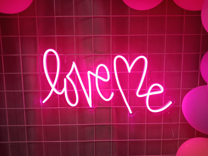 "Love Me" Letreros Neon (Inventario: 2 unidades)