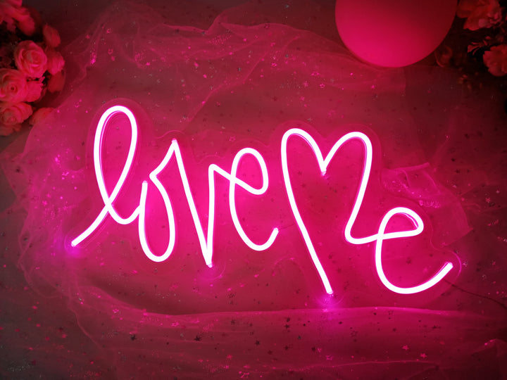 "Love Me" Letreros Neon (Inventario: 2 unidades)