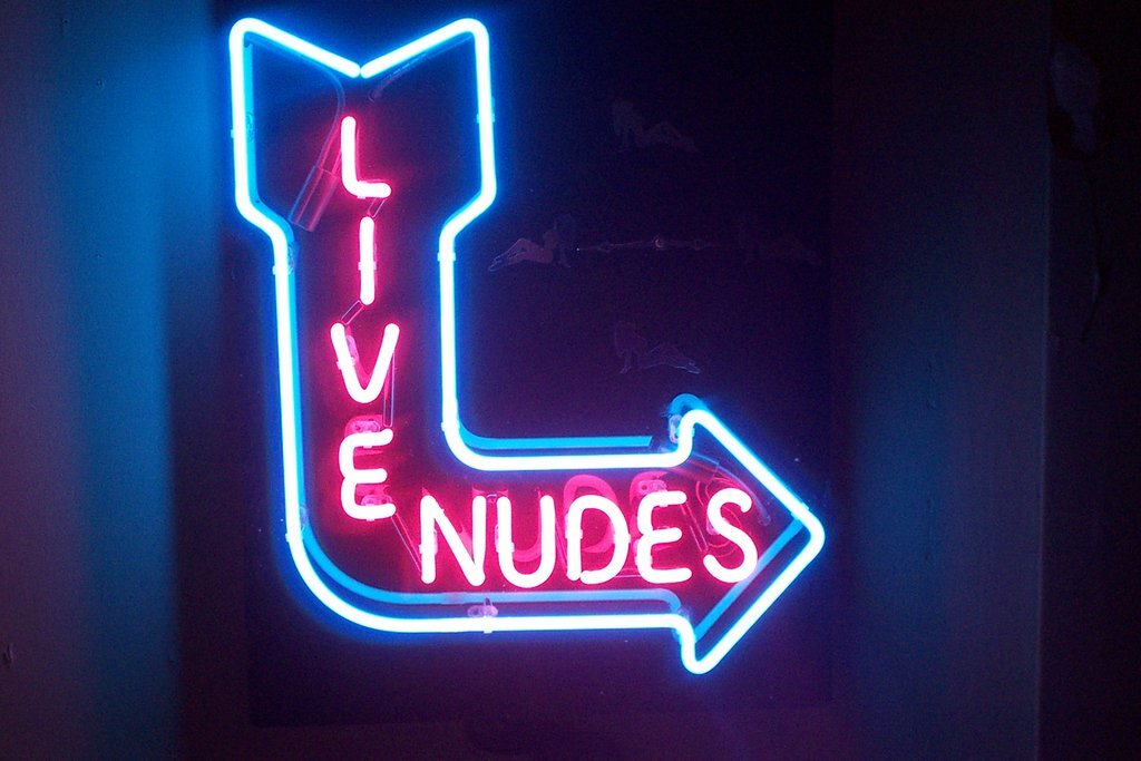 "Live Nudes" Letreros Neon