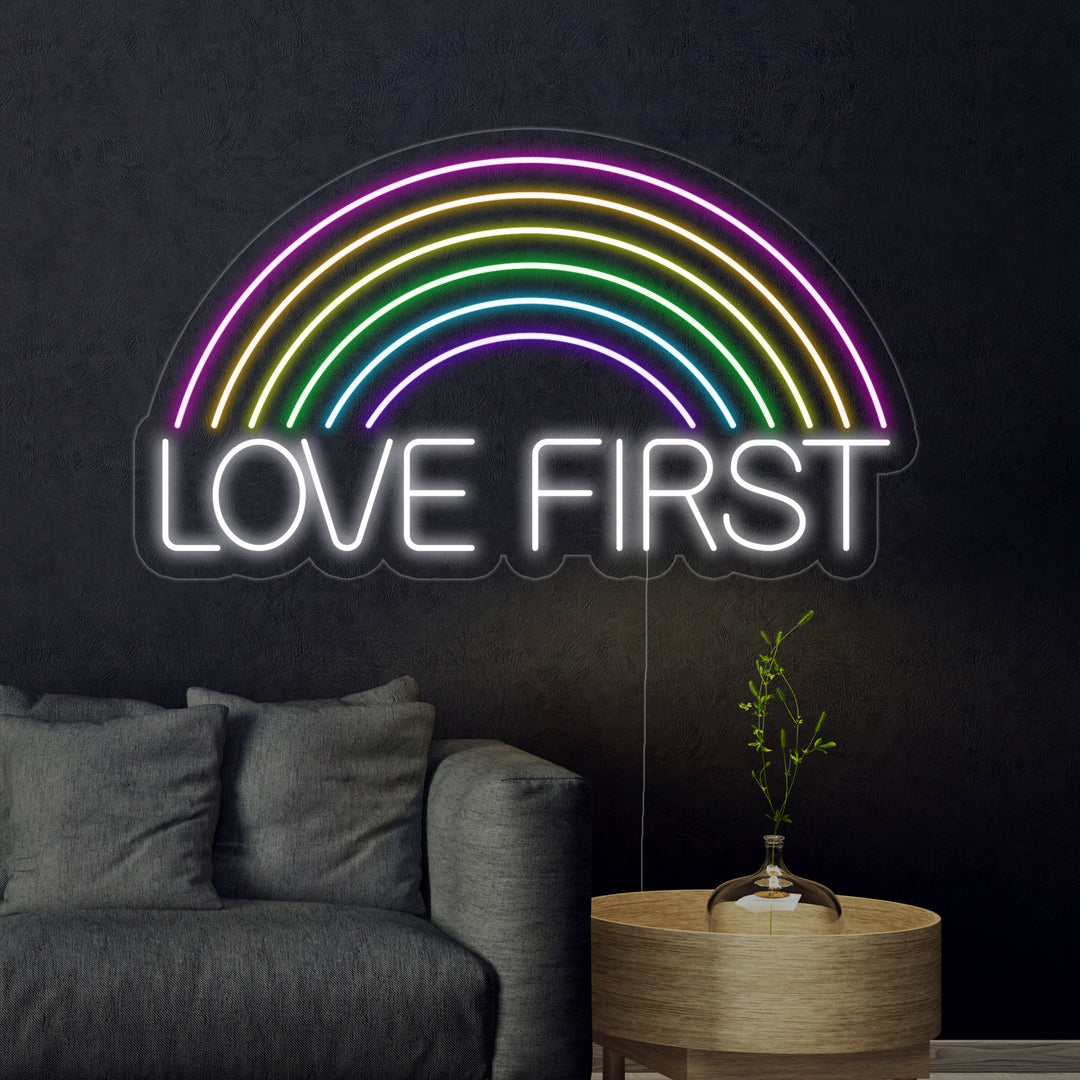 "Arco iris, Love First" Letreros Neon