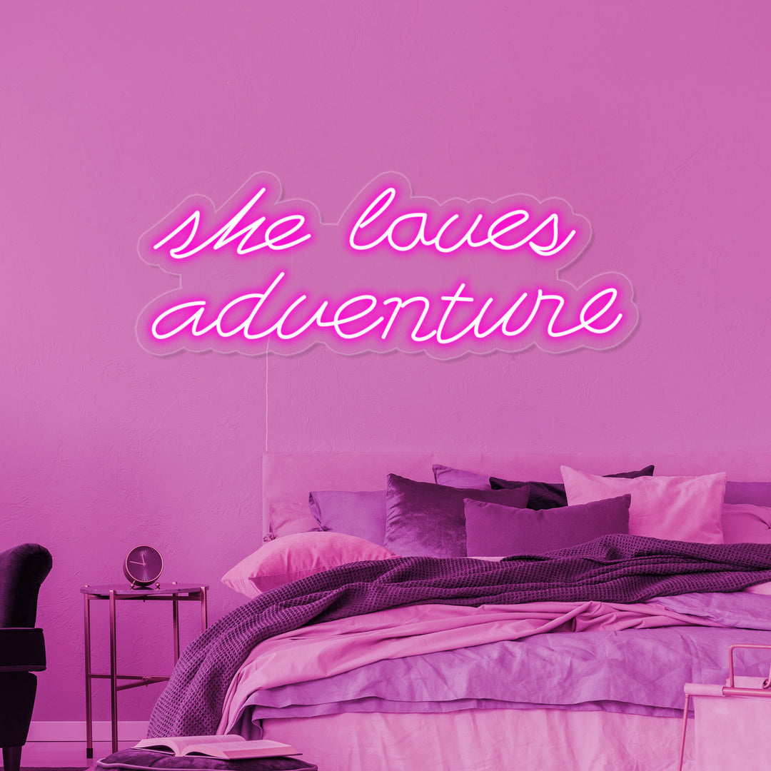 "She Loves Adventure" Letreros Neon