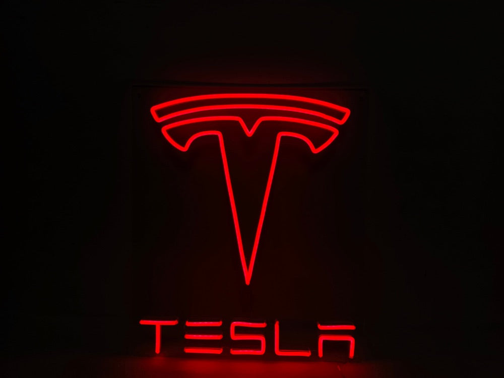 Acabado Tesla logo signo de neón brillando en rojo